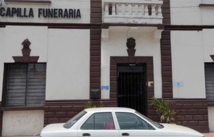 Abandonan cuerpo de adulto mayor en funeraria de San Nicolás; familia no regresó por él