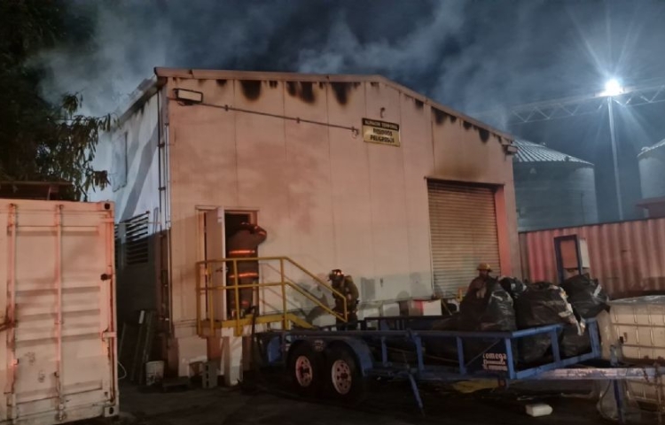 Incendio en bodega de Guadalupe desata intensa movilización