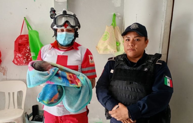 Policía de Guadalupe ayuda a mujer a dar a luz en su hogar antes de llegar al hospital