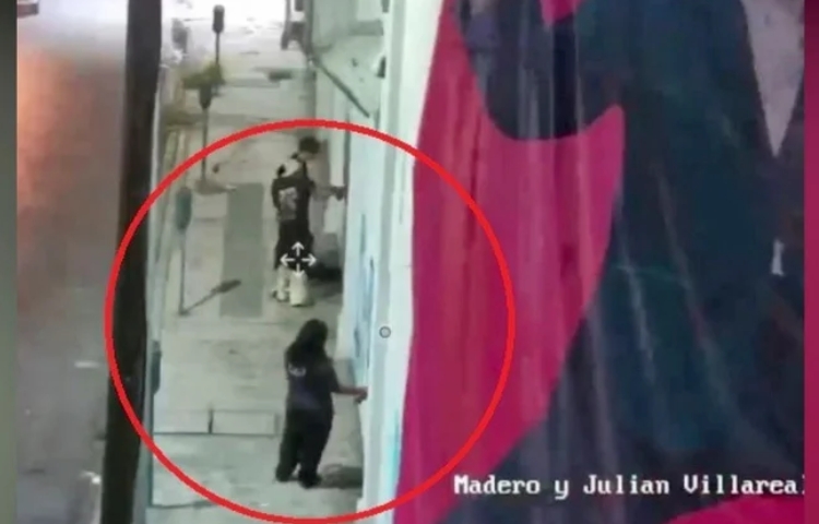 Cámaras del C4 captan a mujer haciendo grafiti; fue arrestada en Monterrey