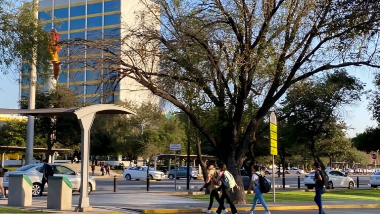 Regresan a clases 220 mil alumnos de la UANL