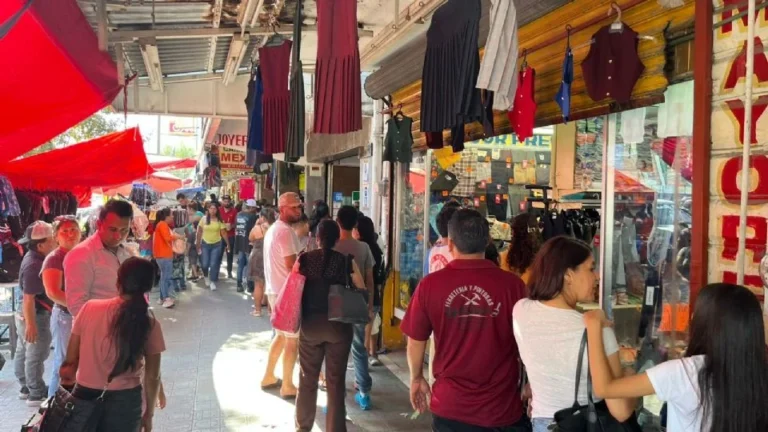 Regios abarrotan tiendas de uniformes escolares en Monterrey ante el regreso a clases