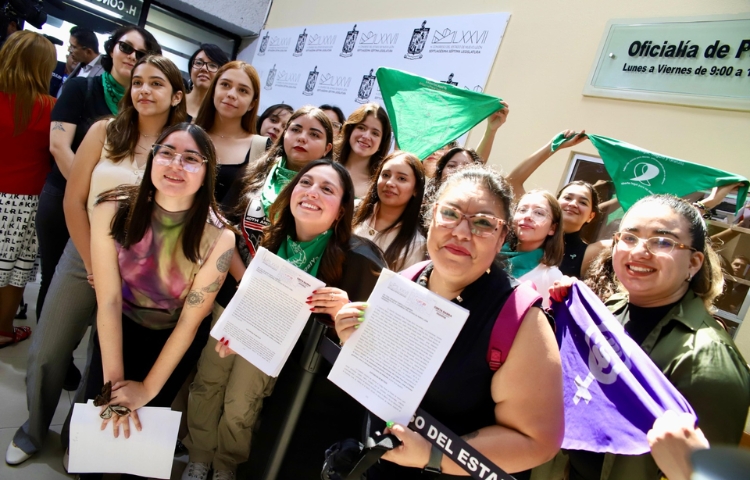 LEGISLAN GRETA BARRA Y ACTIVISTAS POR EL ABORTO LIBRE Y SEGURO PARA LAS MUJERES DE NUEVO LEÓN