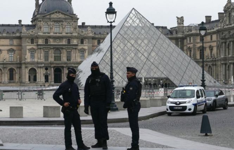 Roban 8 joyas ‘de valor incalculable’ del museo Louvre en París