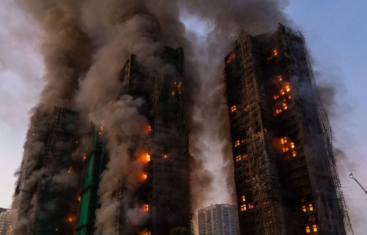 Mueren 13 en incendio de edificios en Hong Kong