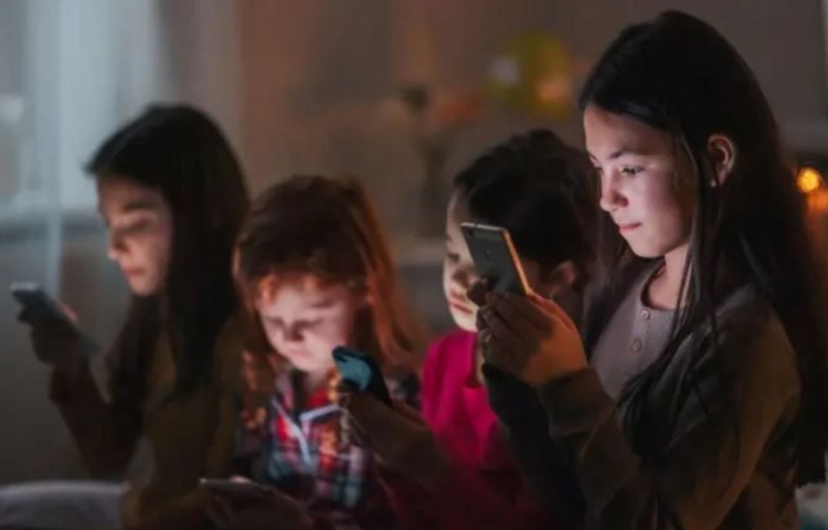 Australia prohíbe redes sociales a menores de 16 años