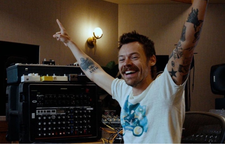 Harry Styles anuncia su nuevo sencillo, ‘Aperture’