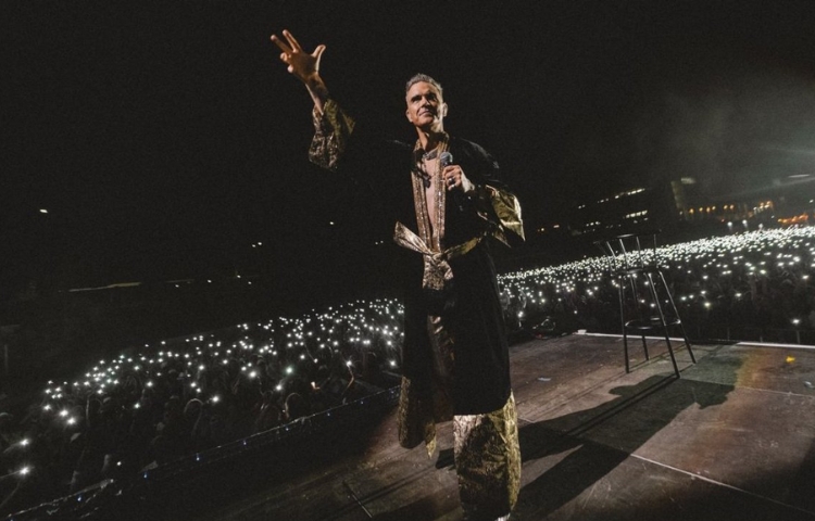 Robbie Williams rompe récord y deja atrás a The Beatles