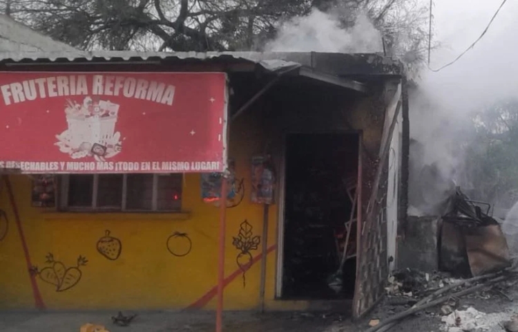 Se incendia frutería en Apodaca; fuego se extiende a al menos 3 viviendas