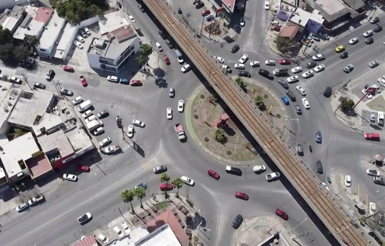 Se exponen a riesgo constante en la rotonda de Simón Bolívar