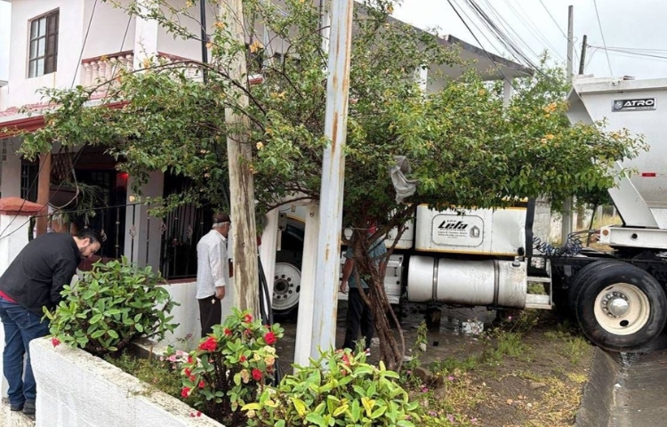 Tráiler se impacta contra vivienda tras accidente en Allende