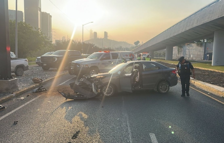 Auto choca contra poste y bloquea carriles en Morones Prieto