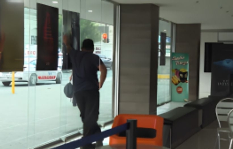 Hombre se queda dormido en el cine y lo dejan encerrado en Monterrey