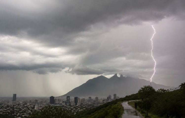 Alertan por lluvias y actividad eléctrica en estos municipios de NL este viernes