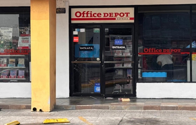 Roban papelería durante la madrugada en Cumbres