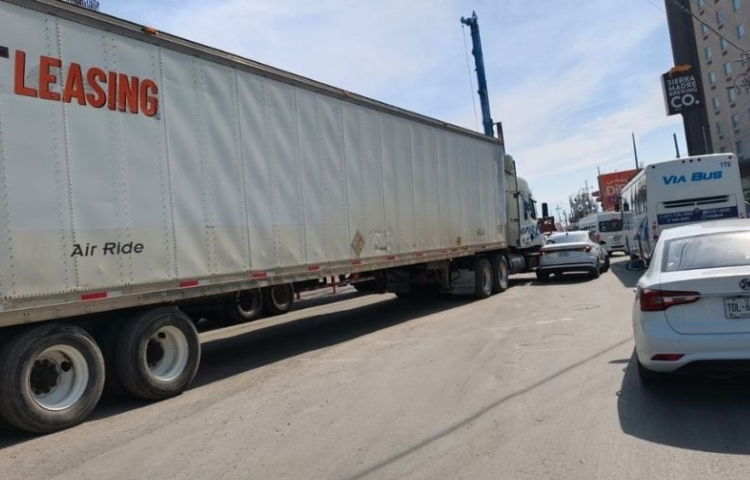 Cierres y choque provocan caos vial en Av. Miguel Alemán